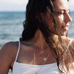 Das goldenen Estrella Necklace, Schmuck aus den Tiefen des Meeres. Seesterne zeigen die Magie des Meeres an, wie kaum ein anderer Glücksbringer.