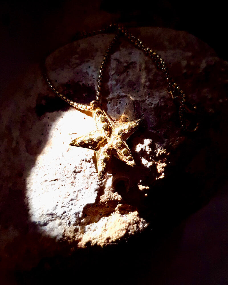 Das goldenen Estrella Necklace, Schmuck aus den Tiefen des Meeres. Seesterne zeigen die Magie des Meeres an, wie kaum ein anderer Glücksbringer.