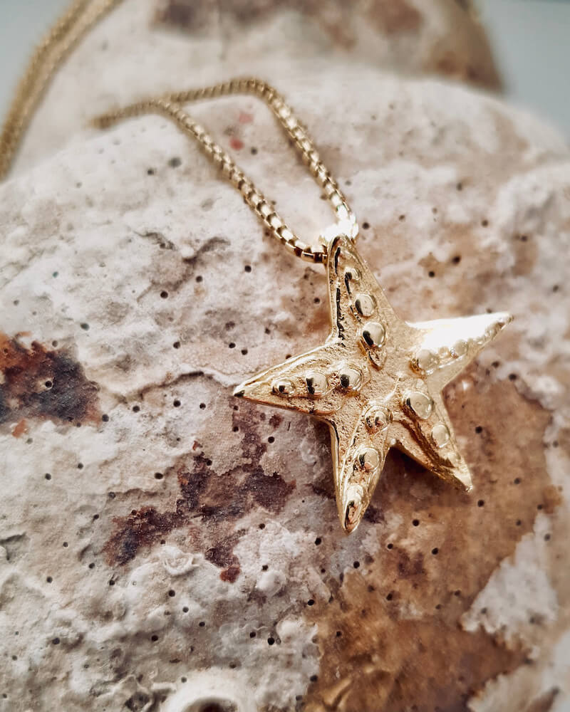 Das goldenen Estrella Necklace, Schmuck aus den Tiefen des Meeres. Seesterne zeigen die Magie des Meeres an, wie kaum ein anderer Glücksbringer.