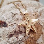 Das goldenen Estrella Necklace, Schmuck aus den Tiefen des Meeres. Seesterne zeigen die Magie des Meeres an, wie kaum ein anderer Glücksbringer.