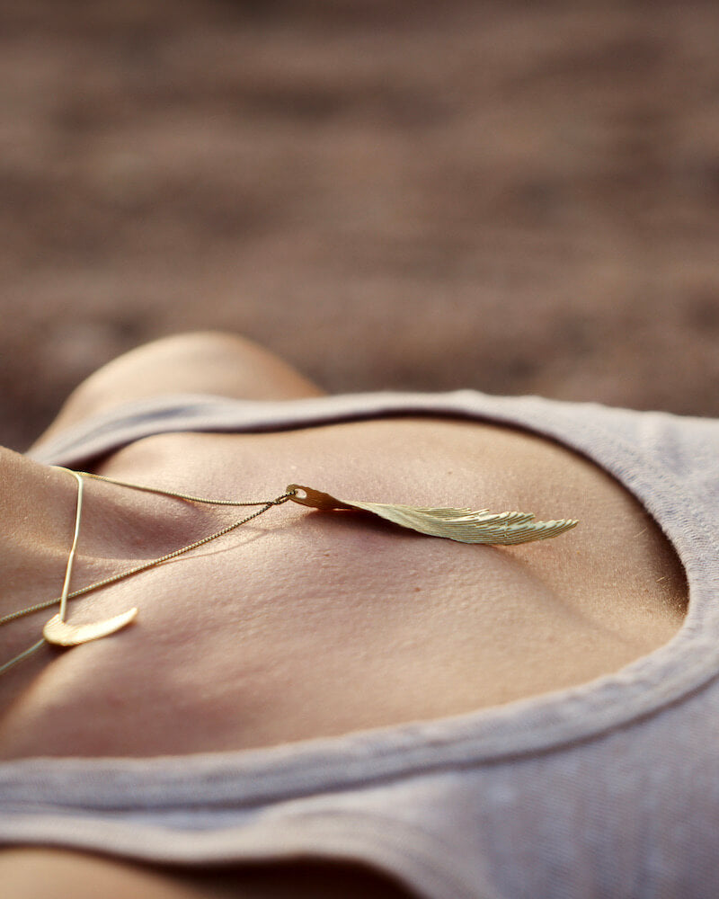 Wie eine Feder. Oder doch eine Welle? Mit dem goldenen Feather Necklace tragen wir die Leichtigkeit des Seins und die Liebe zum Meer ganz nah am Herzen.