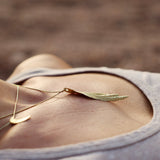Wie eine Feder. Oder doch eine Welle? Mit dem goldenen Feather Necklace tragen wir die Leichtigkeit des Seins und die Liebe zum Meer ganz nah am Herzen.