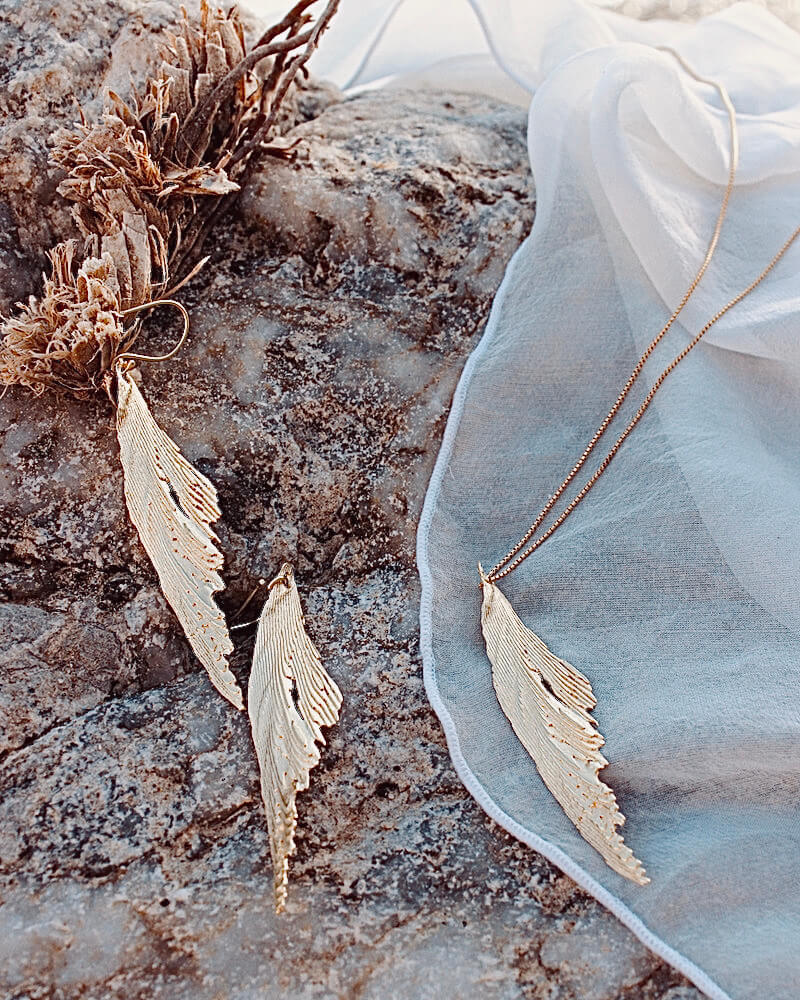 Wie eine Feder. Oder doch eine Welle? Das goldenen Feather Necklace und goldene Feather Ohrringe