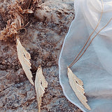 Wie eine Feder. Oder doch eine Welle? Das goldenen Feather Necklace und goldene Feather Ohrringe