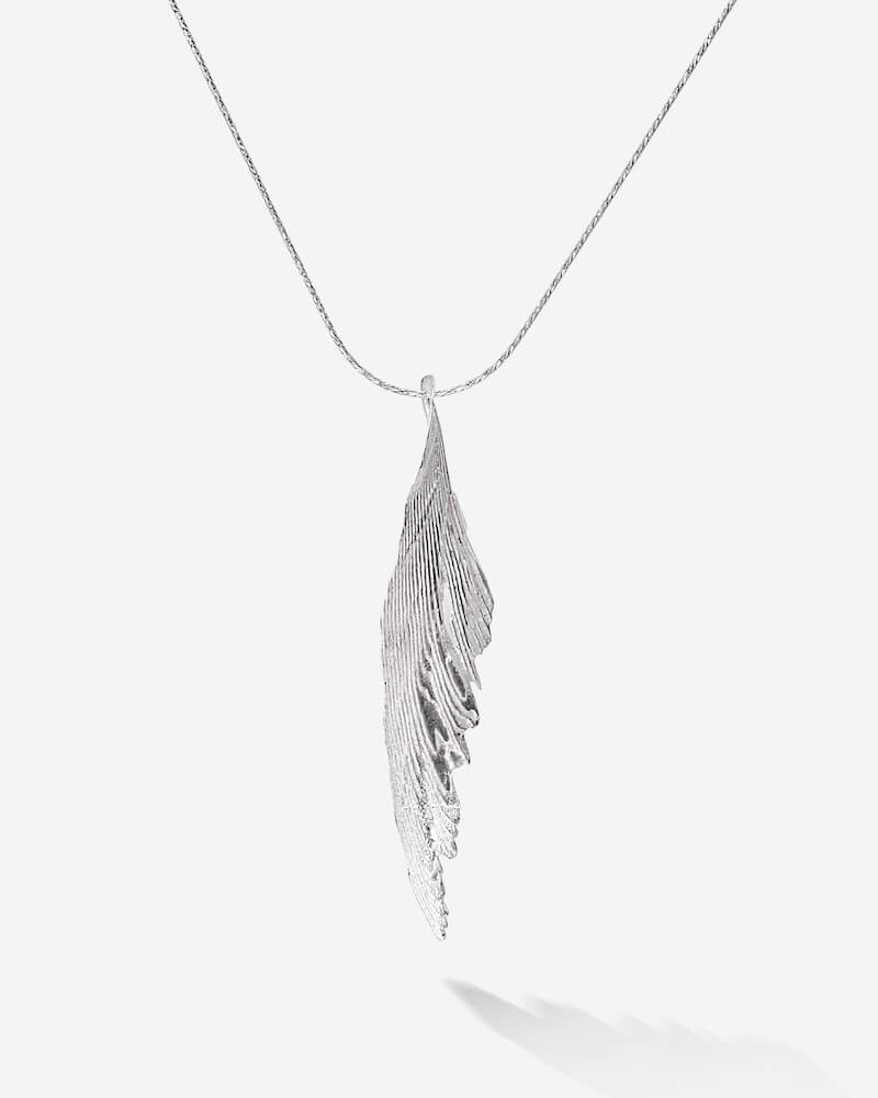 Wie eine Feder. Oder doch eine Welle? Mit dem silbernen Feather Necklace tragen wir die Leichtigkeit des Seins und die Liebe zum Meer ganz nah am Herzen.