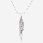 Wie eine Feder. Oder doch eine Welle? Mit dem silbernen Feather Necklace tragen wir die Leichtigkeit des Seins und die Liebe zum Meer ganz nah am Herzen.