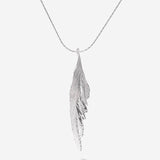 Wie eine Feder. Oder doch eine Welle? Mit dem silbernen Feather Necklace tragen wir die Leichtigkeit des Seins und die Liebe zum Meer ganz nah am Herzen.