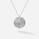 Schlicht, zeitlos und ein bisschen unglaublich, wie fein Goldschmiedekunst sein kann. Dieses silberne Amulett zeigt besonders schön die Meereskunst der Sepiah Struktur