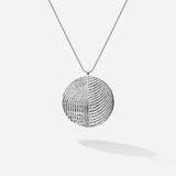 Schlicht, zeitlos und ein bisschen unglaublich, wie fein Goldschmiedekunst sein kann. Dieses silberne Amulett zeigt besonders schön die Meereskunst der Sepiah Struktur