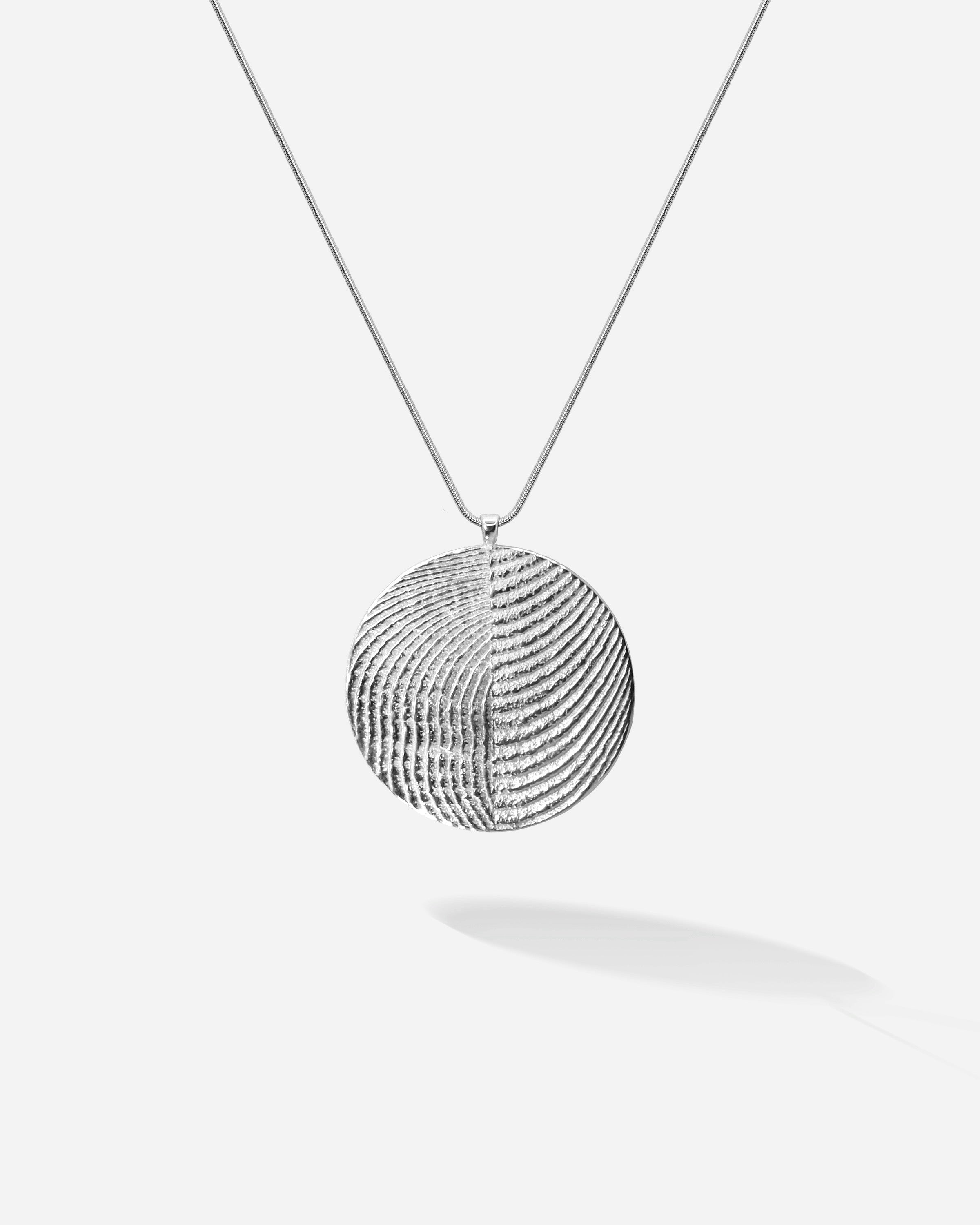 Schlicht, zeitlos und ein bisschen unglaublich, wie fein Goldschmiedekunst sein kann. Dieses silberne Amulett zeigt besonders schön die Meereskunst der Sepiah Struktur