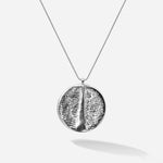 Schlicht, zeitlos und ein bisschen unglaublich, wie fein Goldschmiedekunst sein kann. Dieses silberne Amulett zeigt auch auf der Rückseite die Sepiah Struktur