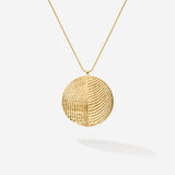Schlicht, zeitlos, feine Goldschmiedekunst. Dieses Amulett zeigt besonders schön die Meereskunst der Sepiah Struktur