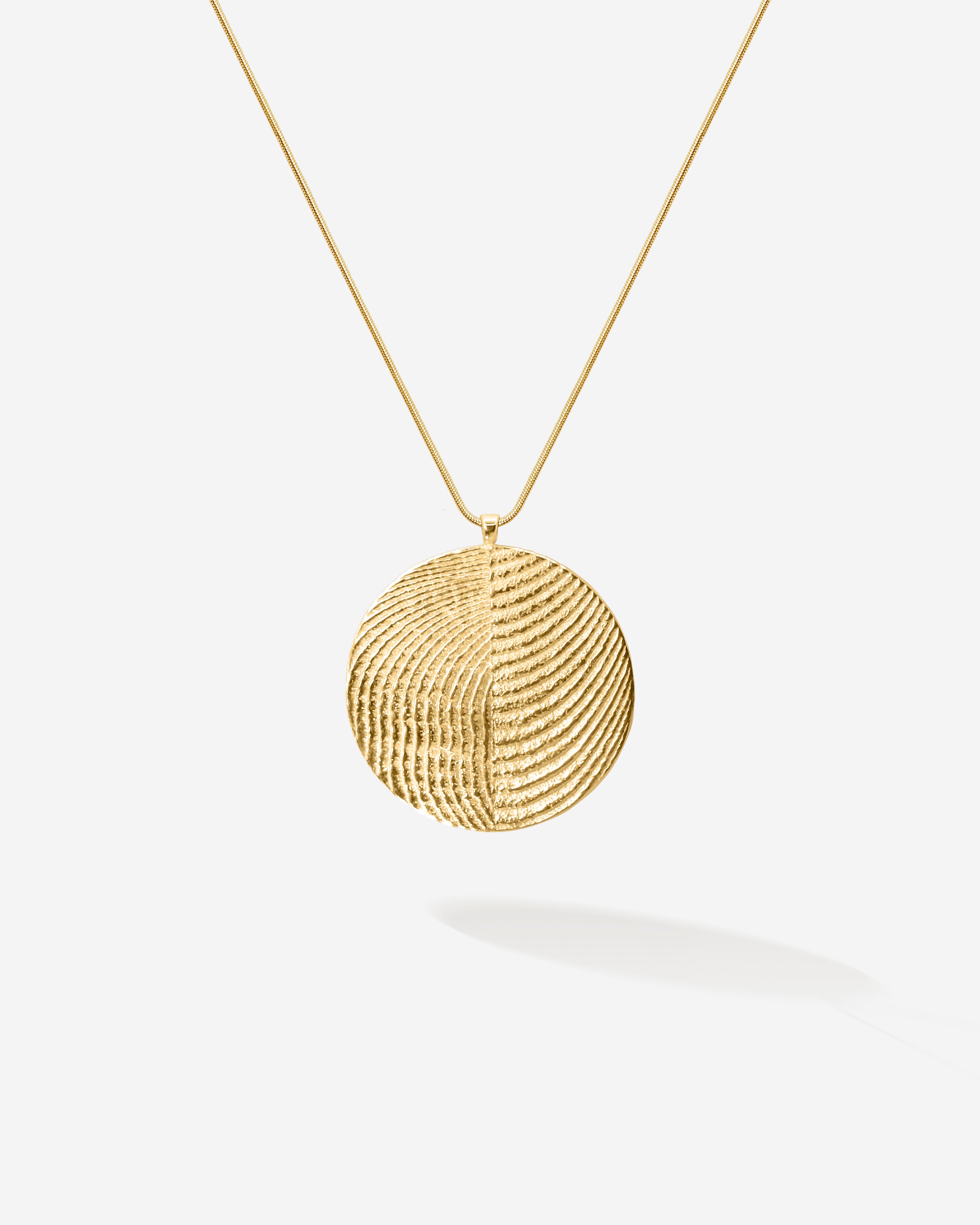 Schlicht, zeitlos, feine Goldschmiedekunst. Dieses Amulett zeigt besonders schön die Meereskunst der Sepiah Struktur