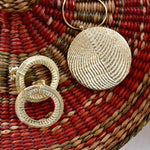 Schlicht, zeitlos und ein bisschen unglaublich, wie fein Goldschmiedekunst sein kann. Dieses goldene Amulett zeigt besonders schön die Meereskunst der Sepiah Struktur
