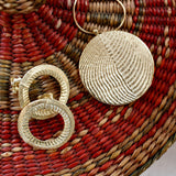 Schlicht, zeitlos und ein bisschen unglaublich, wie fein Goldschmiedekunst sein kann. Dieses goldene Amulett zeigt besonders schön die Meereskunst der Sepiah Struktur