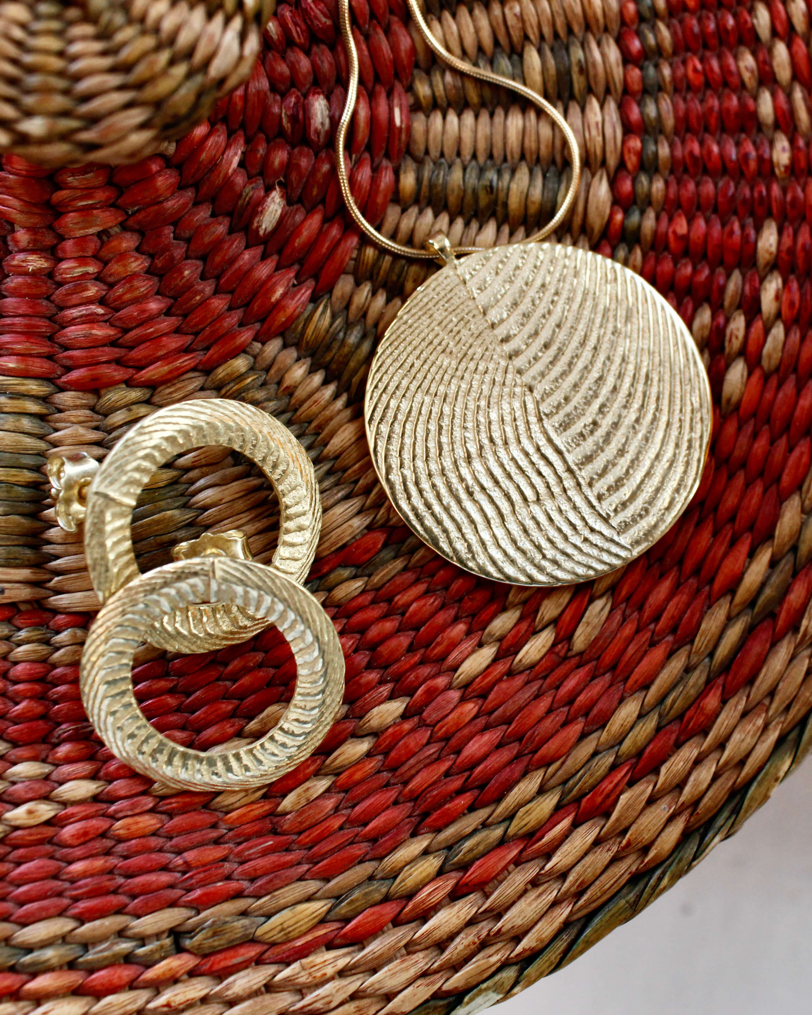 Schlicht, zeitlos und ein bisschen unglaublich, wie fein Goldschmiedekunst sein kann. Dieses goldene Amulett zeigt besonders schön die Meereskunst der Sepiah Struktur