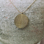Schlicht, zeitlos und ein bisschen unglaublich, wie fein Goldschmiedekunst sein kann. Dieses Amulett zeigt besonders schön die Meereskunst der Sepiah Struktur