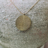 Schlicht, zeitlos und ein bisschen unglaublich, wie fein Goldschmiedekunst sein kann. Dieses Amulett zeigt besonders schön die Meereskunst der Sepiah Struktur