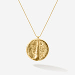 Schlicht, zeitlos und ein bisschen unglaublich, wie fein Goldschmiedekunst sein kann. Dieses goldene Amulett zeigt auch auf der Rückseite die Sepiah Struktur
