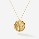 Schlicht, zeitlos und ein bisschen unglaublich, wie fein Goldschmiedekunst sein kann. Dieses goldene Amulett zeigt auch auf der Rückseite die Sepiah Struktur
