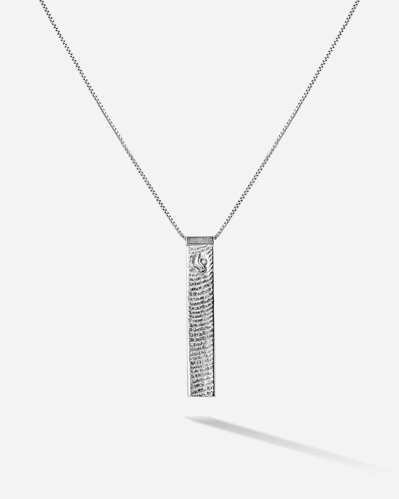 Das rechteckige Kakejiku 掛物 Necklace weckt auf jedenfall Zen Stimmung. Die maritimen Muster sind dabei direkt aus dem Meer entsprungen