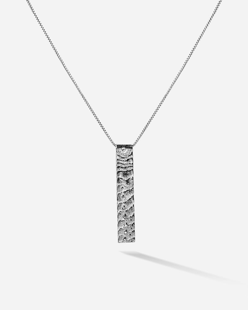 Das rechteckige Kakejiku 掛物 Necklace weckt auf jedenfall Zen Stimmung. Die maritimen Muster sind dabei direkt aus dem Meer entsprungen