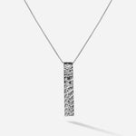 Das rechteckige Kakejiku 掛物 Necklace weckt auf jedenfall Zen Stimmung. Die maritimen Muster sind dabei direkt aus dem Meer entsprungen