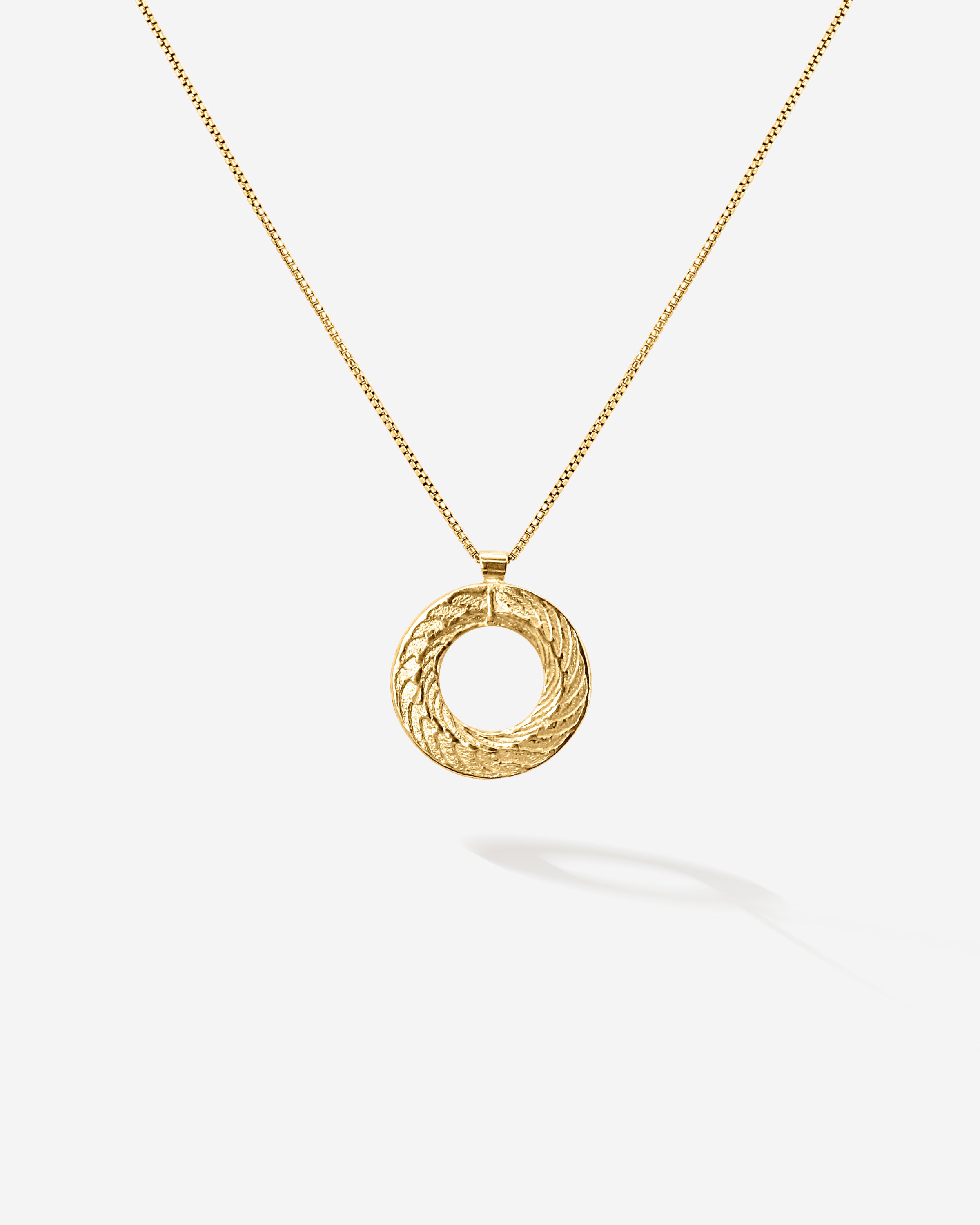 Exklusiver Schmuck aus dem Meer Kranz Anhänger aus Gold Rückseite