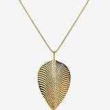 Der Anhänger Menta Leaf in Gold Vermeil oder Sterling Silber. Die maritime Struktur reflektiert besonders intensiv die Sonne