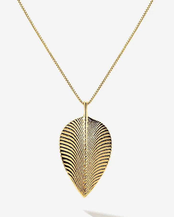 Der Anhänger Menta Leaf in Gold Vermeil oder Sterling Silber. Die maritime Struktur reflektiert besonders intensiv die Sonne