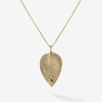 Der Anhänger Menta Leaf in Gold Vermeil. Die maritime Struktur reflektiert besonders intensiv die Sonne