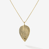 Der Anhänger Menta Leaf in Gold Vermeil. Die maritime Struktur reflektiert besonders intensiv die Sonne