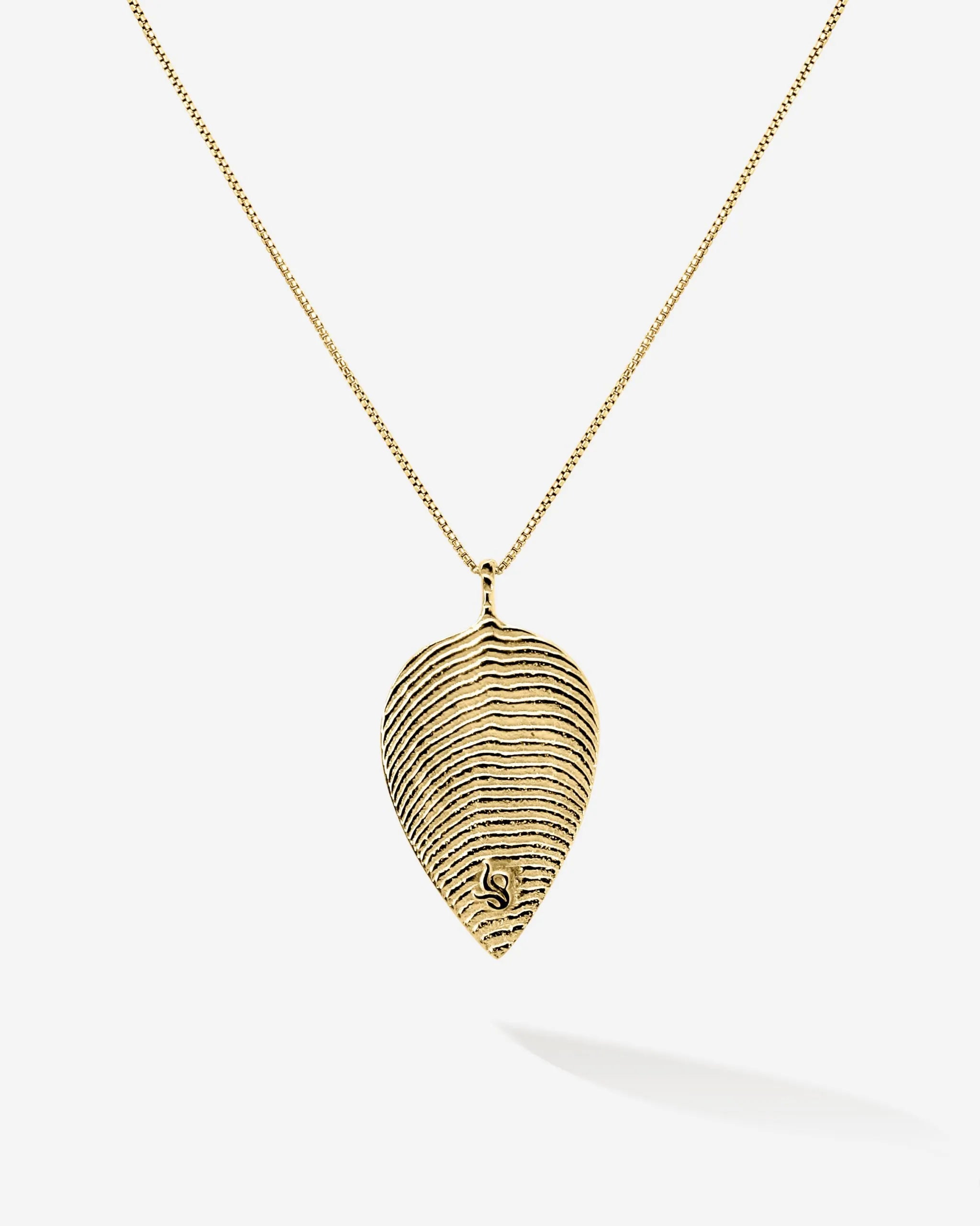 Der Anhänger Menta Leaf in Gold Vermeil. Die maritime Struktur reflektiert besonders intensiv die Sonne