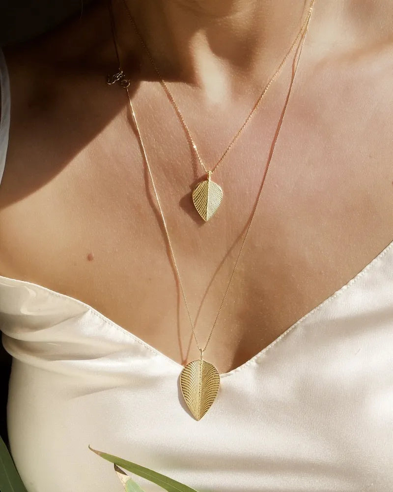 Der Anhänger Menta Leaf in Gold Vermeil. Die maritime Struktur reflektiert besonders intensiv die Sonne