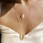 Der Anhänger Menta Leaf in Gold Vermeil. Die maritime Struktur reflektiert besonders intensiv die Sonne