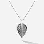 Der Anhänger Menta Leaf in Sterling Silber. Die Rückseite zeigt ebenfalls die maritime Struktur 