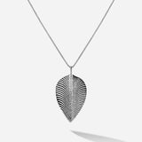 Der Anhänger Menta Leaf in Sterling Silber. Die Rückseite zeigt ebenfalls die maritime Struktur 