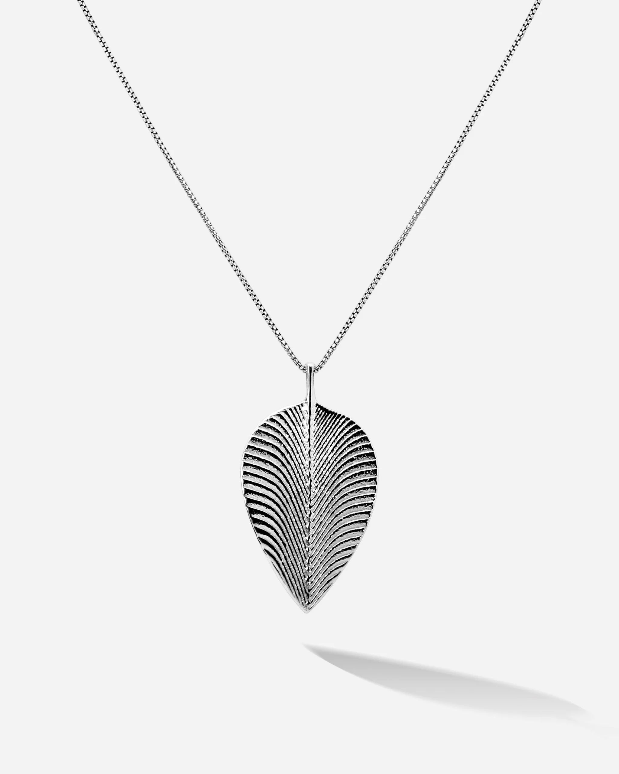Der Anhänger Menta Leaf in Sterling Silber. Die Rückseite zeigt ebenfalls die maritime Struktur 