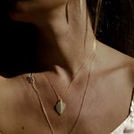 Die symmetrische Blattstruktur des goldenen Minthe Necklace stammt aus der Meerestiefe. Es zentriert dich mental, strahlt Ruhe und die Kraft des Ozeans aus.