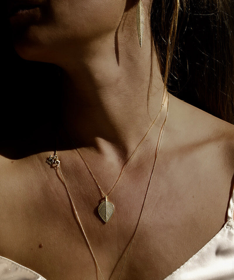 Die symmetrische Blattstruktur des goldenen Minthe Necklace stammt aus der Meerestiefe. Es zentriert dich mental, strahlt Ruhe und die Kraft des Ozeans aus.
