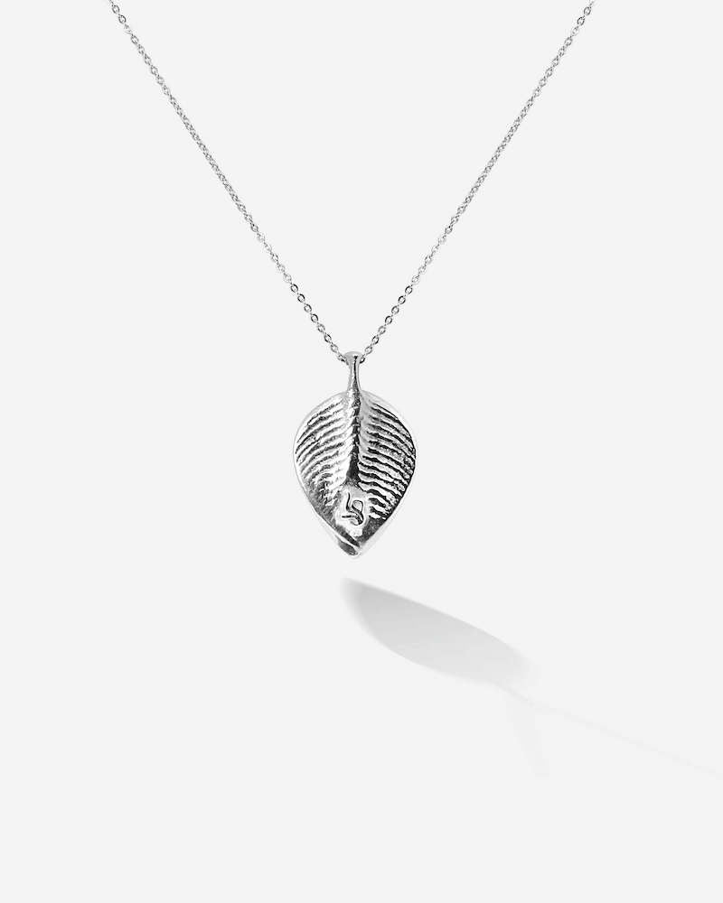 Rückseitig symmetrische Blattstruktur des silbernen Minthe Necklace aus der Meerestiefe. Es zentriert dich mental, strahlt Ruhe und die Kraft des Ozeans aus.