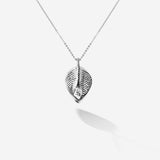 Rückseitig symmetrische Blattstruktur des silbernen Minthe Necklace aus der Meerestiefe. Es zentriert dich mental, strahlt Ruhe und die Kraft des Ozeans aus.