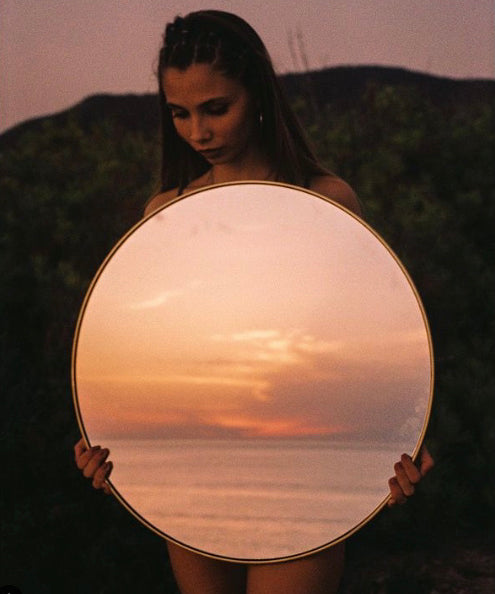 Kunstfotografie mit Spiegel am Meer passend zu maritimen Schmuck