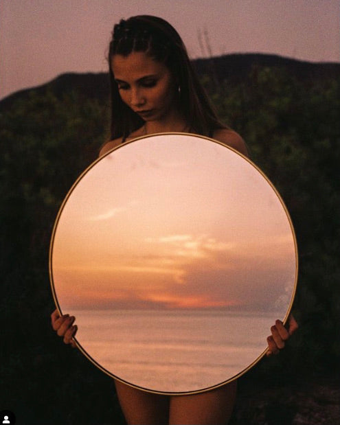Kunstfotografie mit Spiegel am Meer passend zu maritimen Schmuck