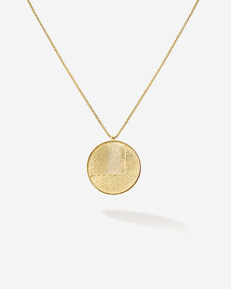 Das Mirrow Necklace mit feinsten maritimen Strukturen, eingefasst in einem glänzenden Rund. Dieses Amulett ist edel und zeitlos 