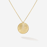 Das Mirrow Necklace mit feinsten maritimen Strukturen, eingefasst in einem glänzenden Rund. Dieses Amulett ist edel und zeitlos 