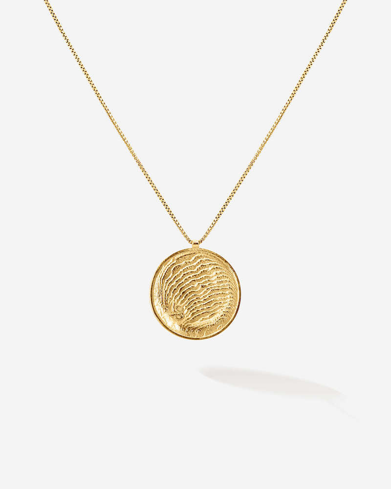 Das Mirrow Necklace auch auf der Rückseite mit feinsten maritimen Strukturen, eingefasst in einem glänzenden Rund. Dieses Amulett ist edel und zeitlos 