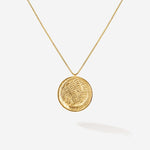 Das Mirrow Necklace auch auf der Rückseite mit feinsten maritimen Strukturen, eingefasst in einem glänzenden Rund. Dieses Amulett ist edel und zeitlos 