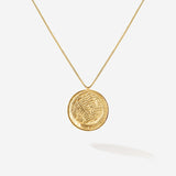 Das Mirrow Necklace auch auf der Rückseite mit feinsten maritimen Strukturen, eingefasst in einem glänzenden Rund. Dieses Amulett ist edel und zeitlos 