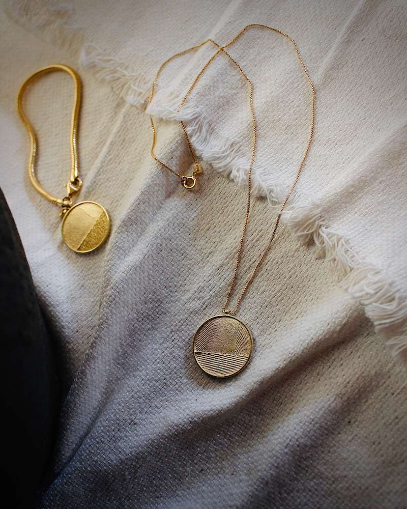 Das Mirrow Necklace mit feinsten maritimen Strukturen, eingefasst in einem glänzenden Rund. Dieses Amulett ist edel und zeitlos 